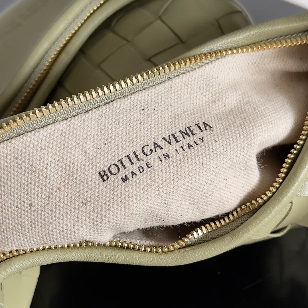 Batch 1720 BOTTEGA VENETA’s new GEMELLI MESSENGER bag Today I want to give you a super invincible and practical crossbody bag, Gemelli·Messenger This bag not only looks simple and elegant, but also has perfect practicality! The light design and lightweight body make it easy to carry whether you are shopping or traveling, making you more mobile! In fact, the shoulder strap is detachable, and you can DIY it by yourself to replace it with a chain or short armpit shoulder strap. Moreover, this shoulder strap will be wider, making it more comfortable to carry on your body! up! up! Style number: 796638 Size: 26*15*8cm